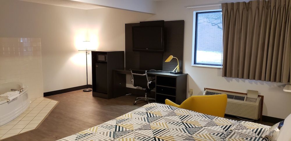 Motel 6 Kewanee, IL Deluxe Suite, 1 King Bed, Non Smoking, Hot Tub 2