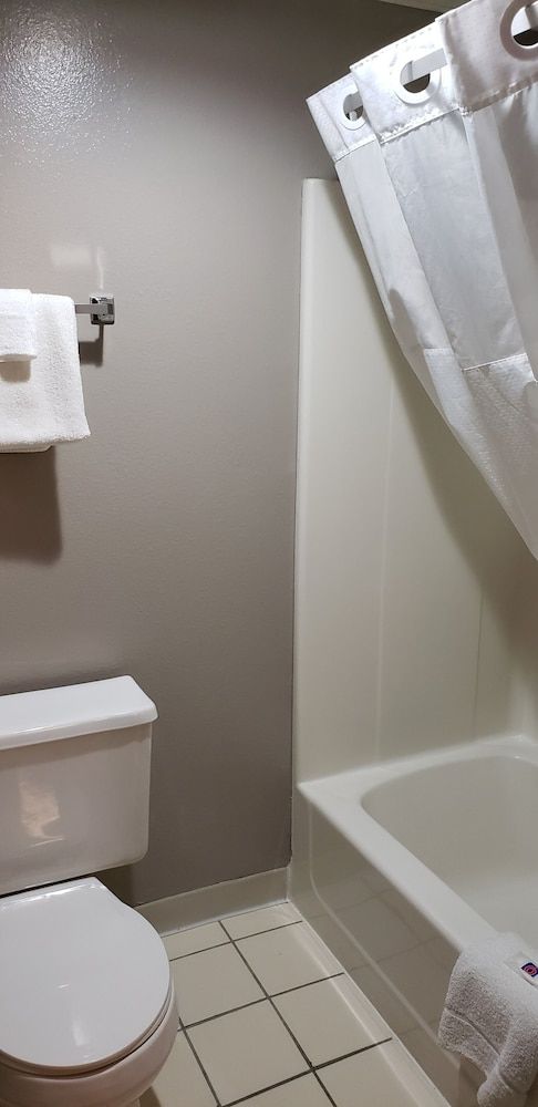 Motel 6 Kewanee, IL Deluxe Suite, 1 King Bed, Non Smoking, Refrigerator & Microwave 5