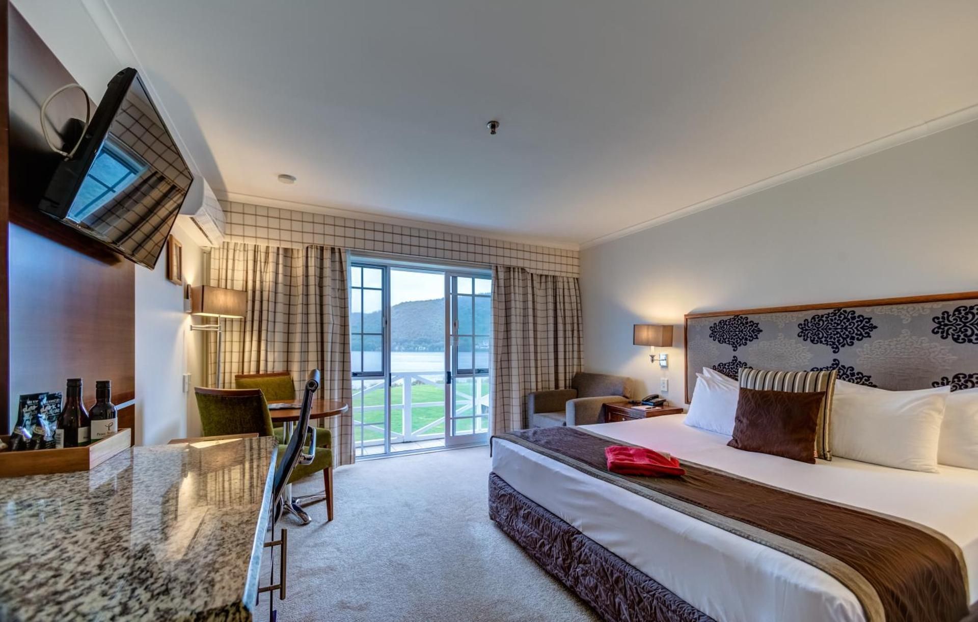 VR Rotorua Lake Resort Lake View King Bed