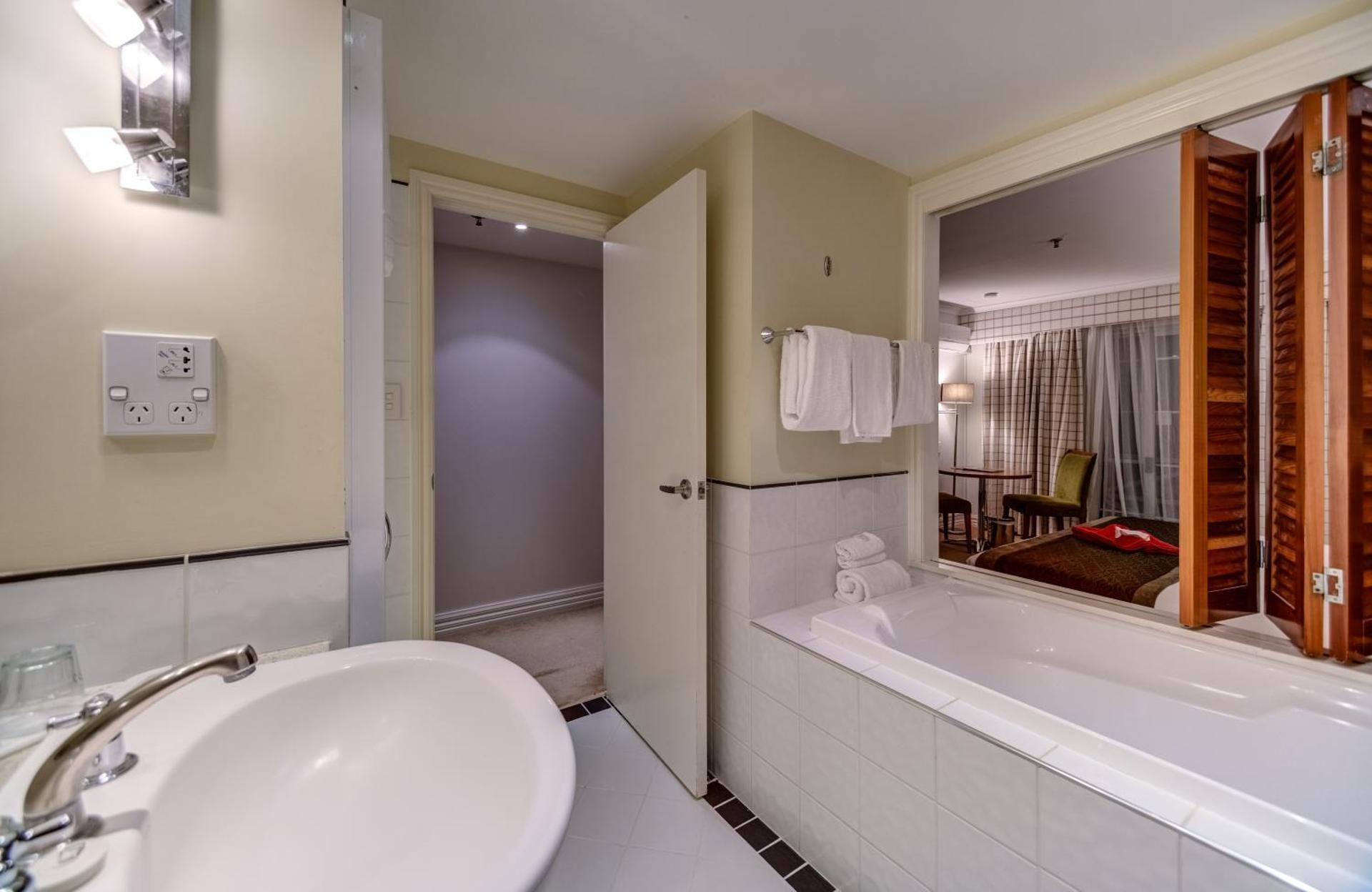 VR Rotorua Lake Resort Lake View King Bed 3