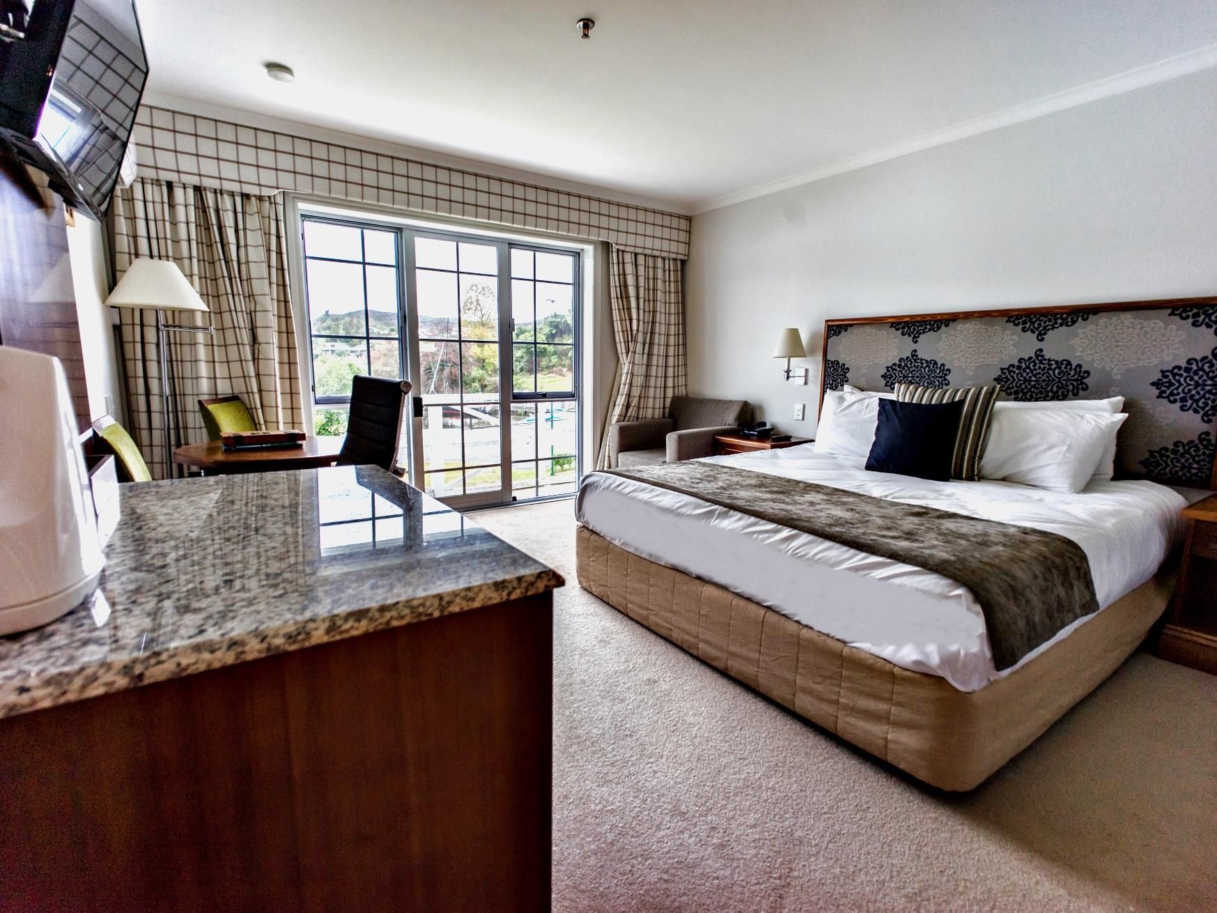 VR Rotorua Lake Resort Lake View King Bed 2