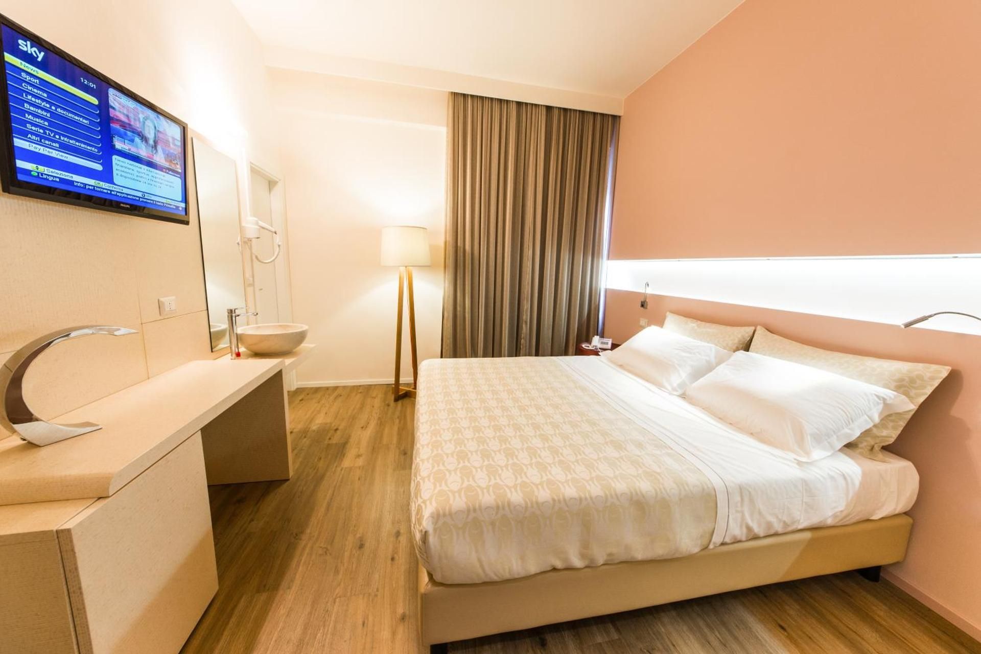 Hotel De La Ville Deluxe Double or Twin Room 2