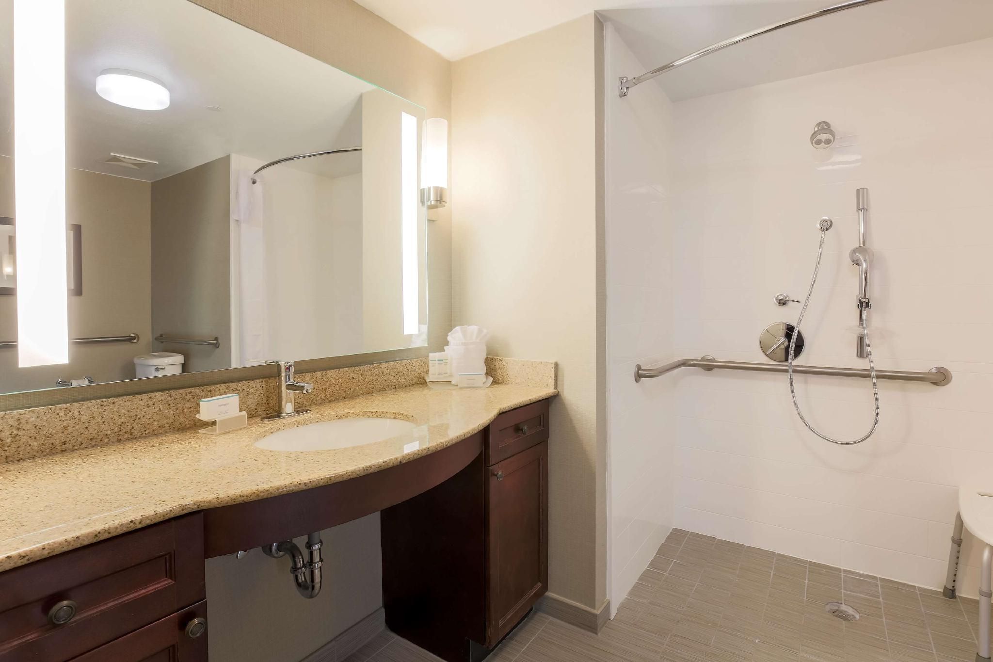 2 Qn Mobility Access Roll in Shower Suite Nsmk