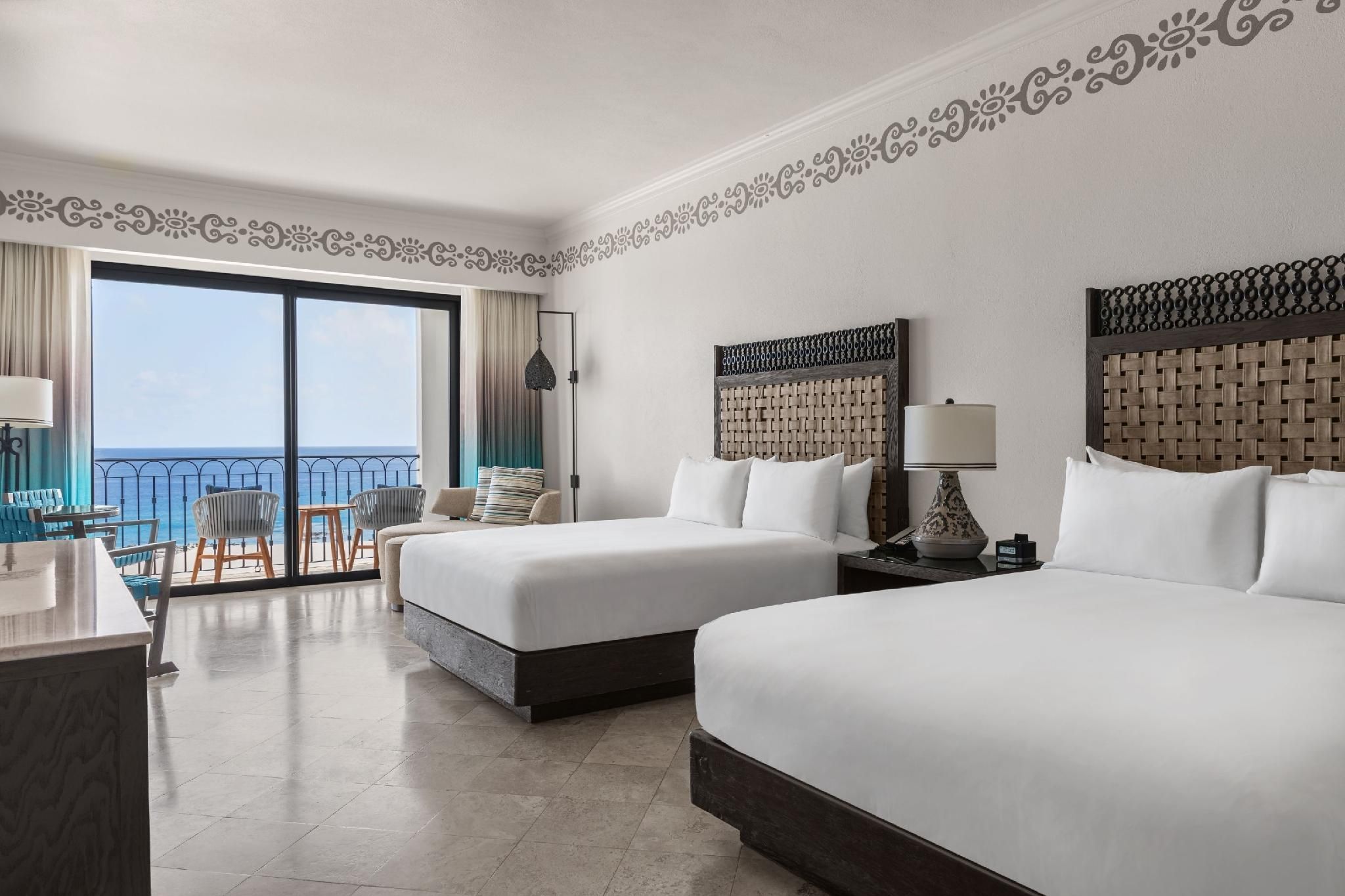 Deluxe 2 Queen Beds Oceanfront Balcony