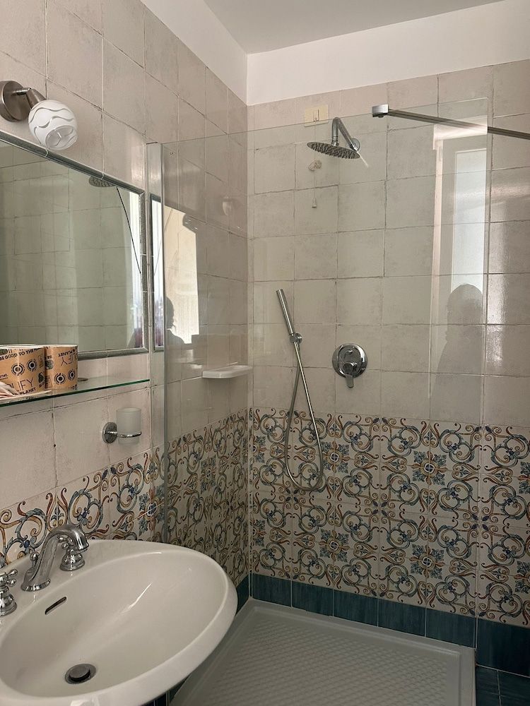 Hotel America Economy Triple Room, 1 Bedroom 6