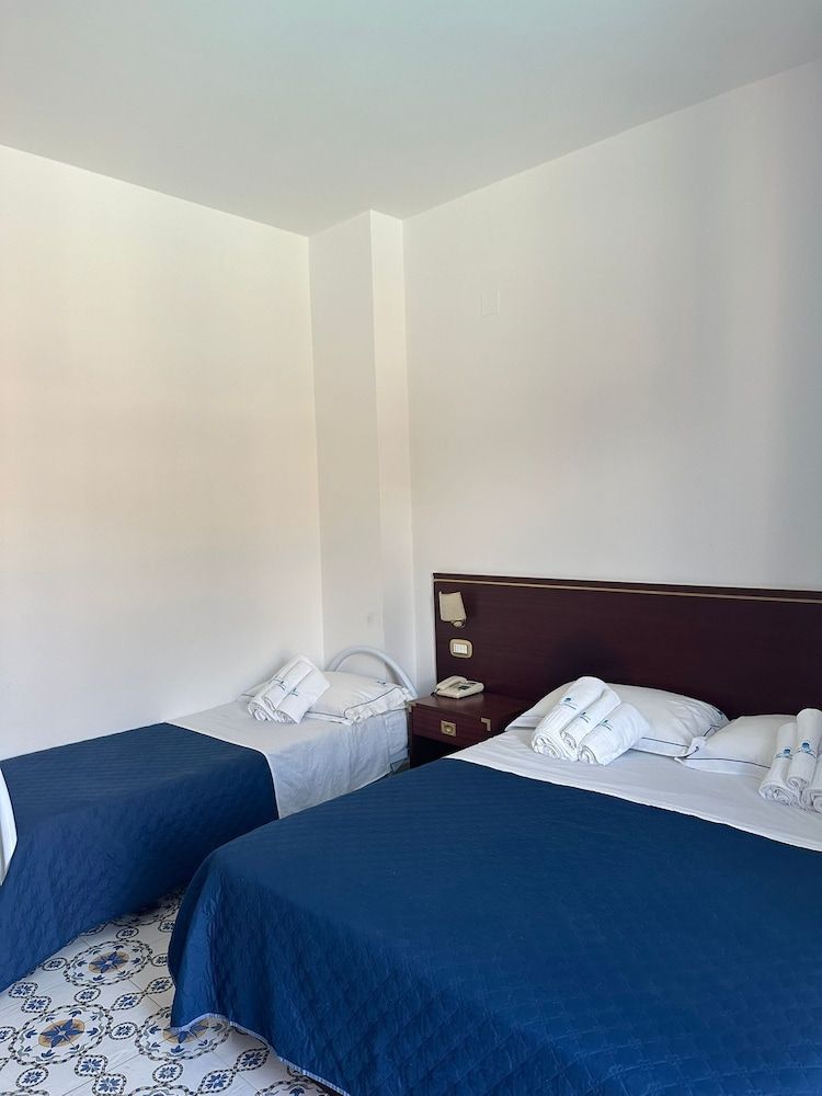 Hotel America Economy Triple Room, 1 Bedroom 2