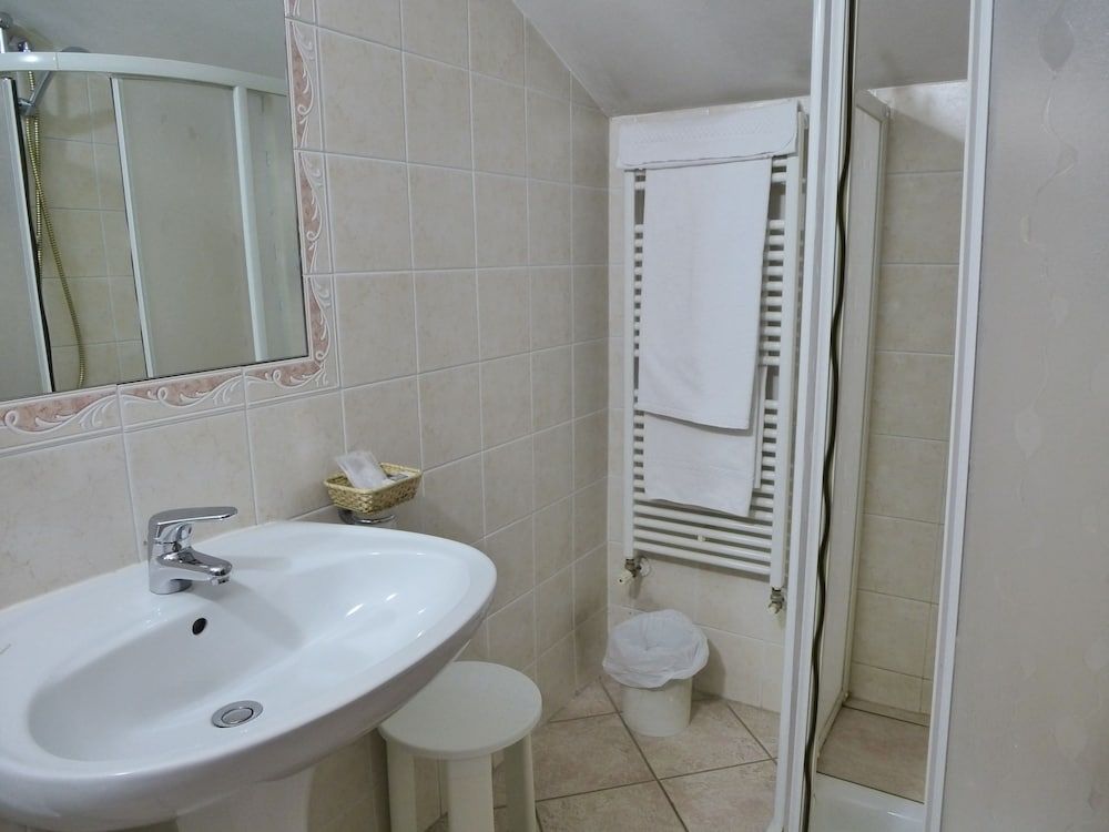 Lucrezia Borgia Standard Single Room 5