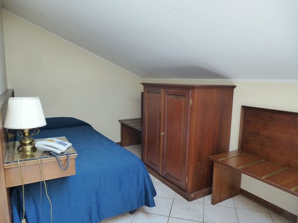 Lucrezia Borgia Standard Single Room 3