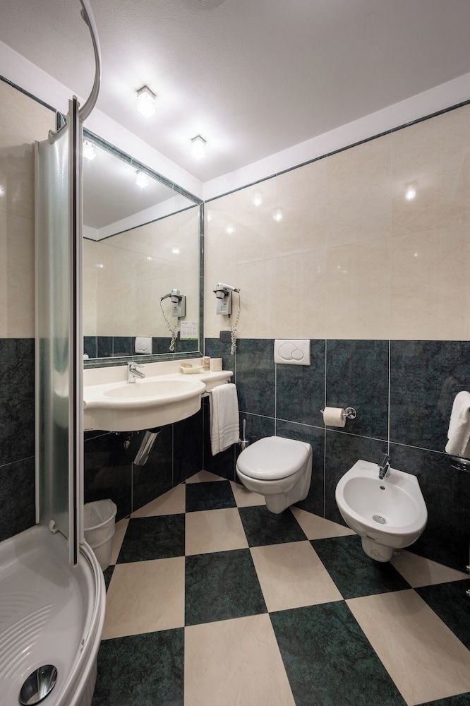 Lucrezia Borgia Deluxe Twin Room 6