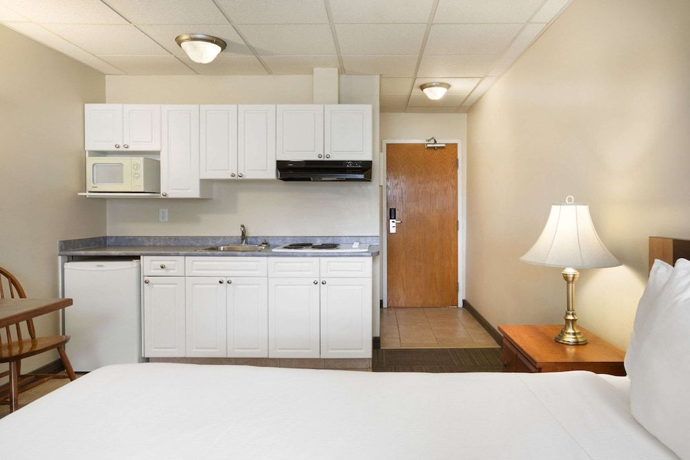 Suite, 1 Queen Bed, Non Smoking (Efficiency)