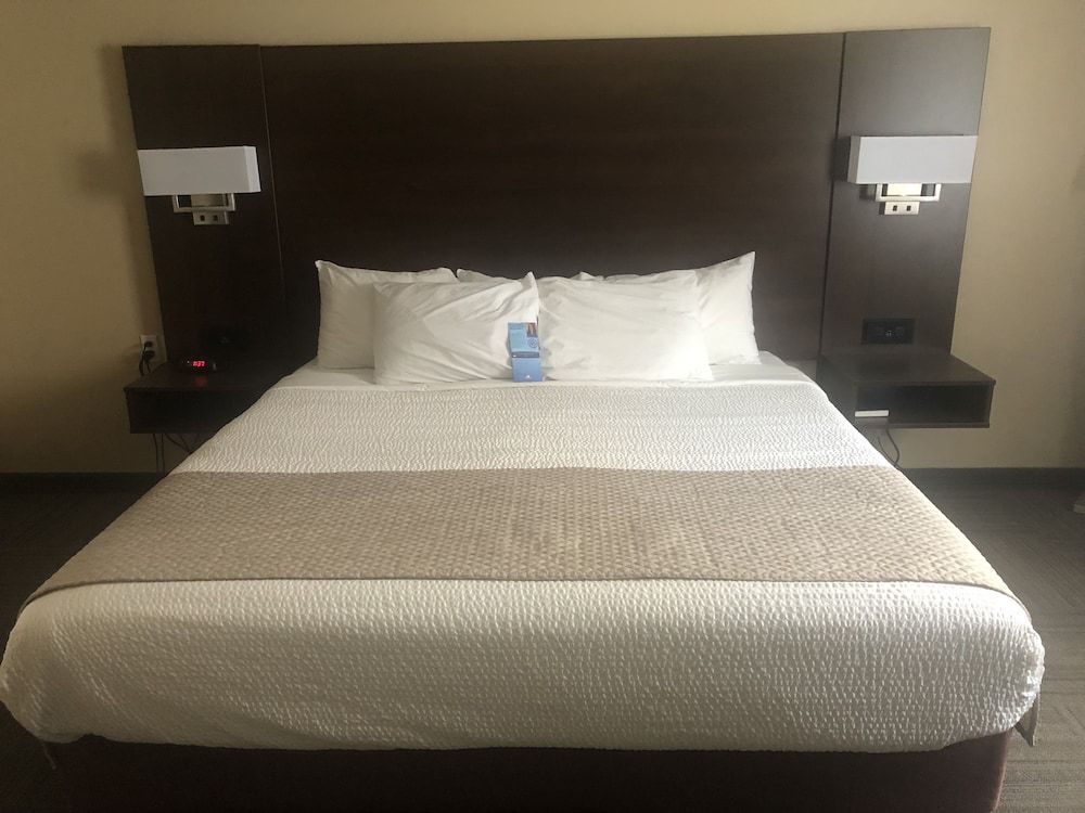 Room, 1 King Bed, Accessible, Non Smoking (Mobility, Bathtub w/ Grab Bars)