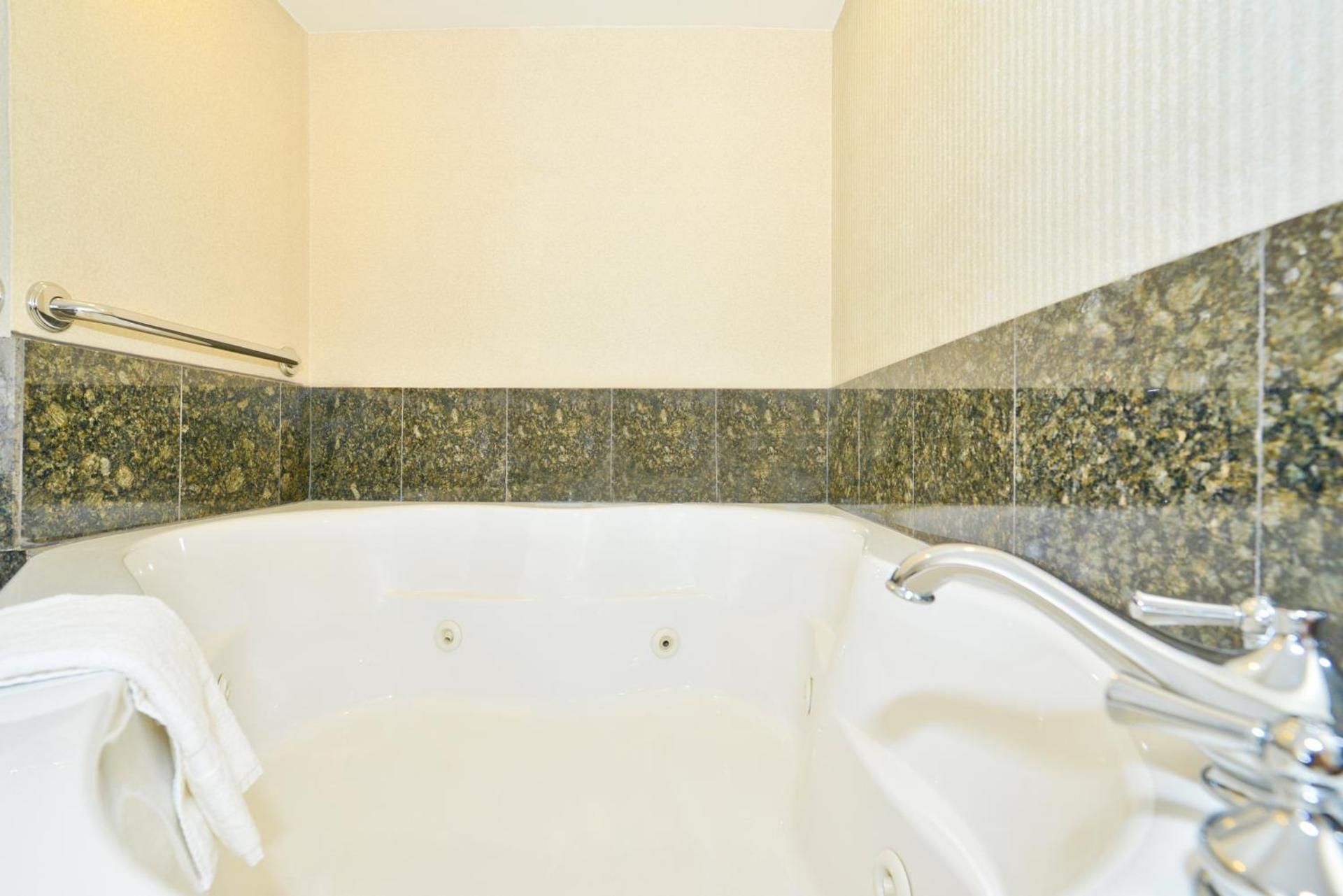 Best Western Plus Dana Point Inn-by-the-Sea 1 King Bed, Nonsmoking 3