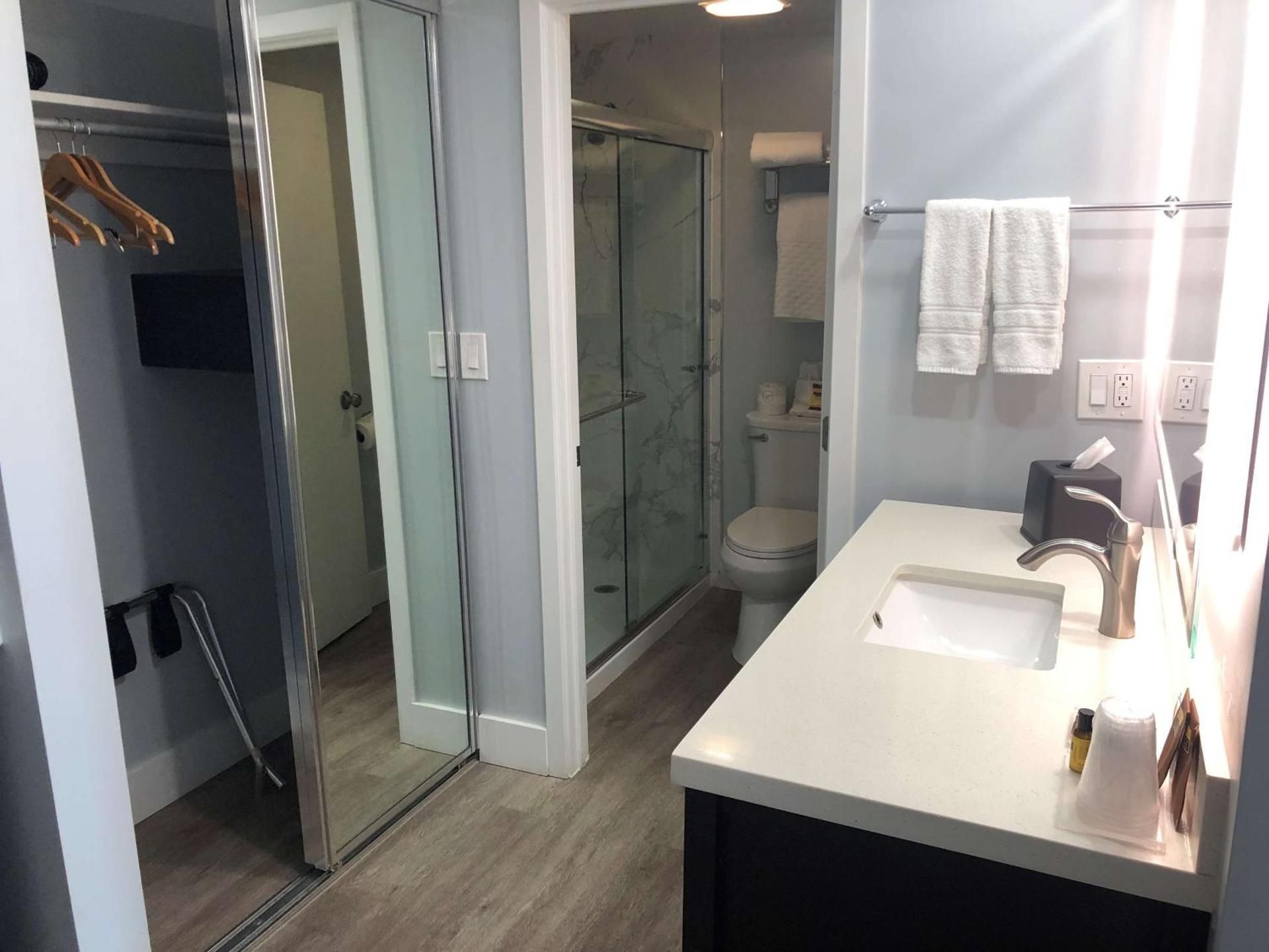 Best Western Plus Dana Point Inn-by-the-Sea 1 King Bed, NonSmoking, Ocean View, Electric Fireplace, Balcony 3