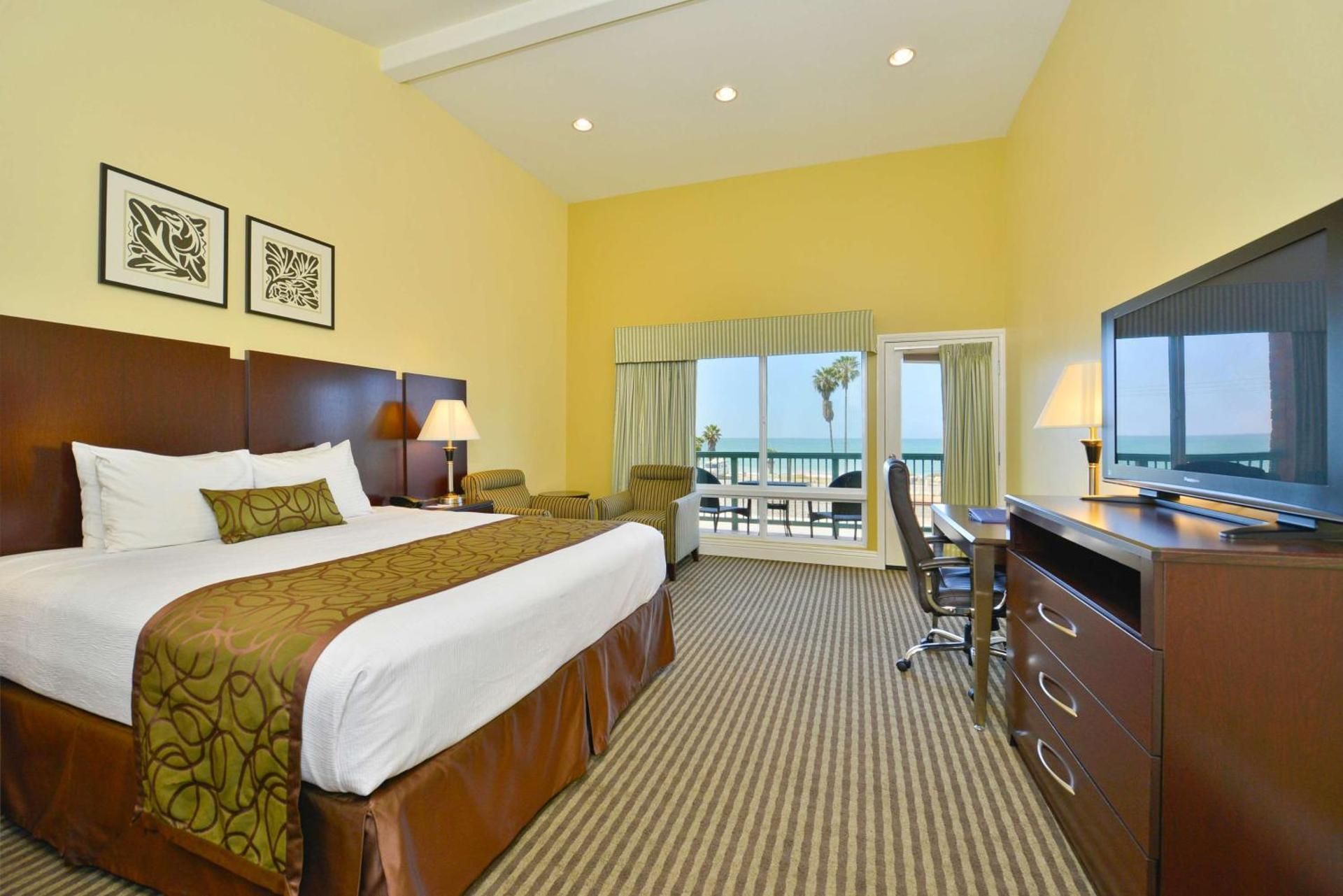 Best Western Plus Dana Point Inn-by-the-Sea 1 King Bed, NonSmoking, Ocean View, Electric Fireplace, Balcony 2