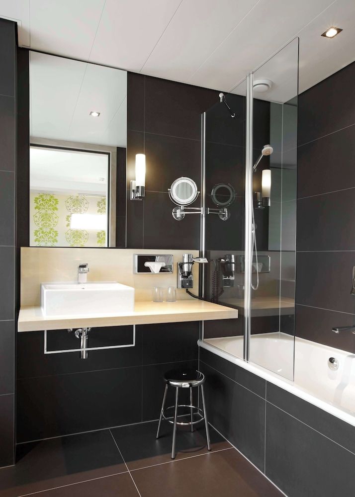 NH Amsterdam Zuid Standard Room 8