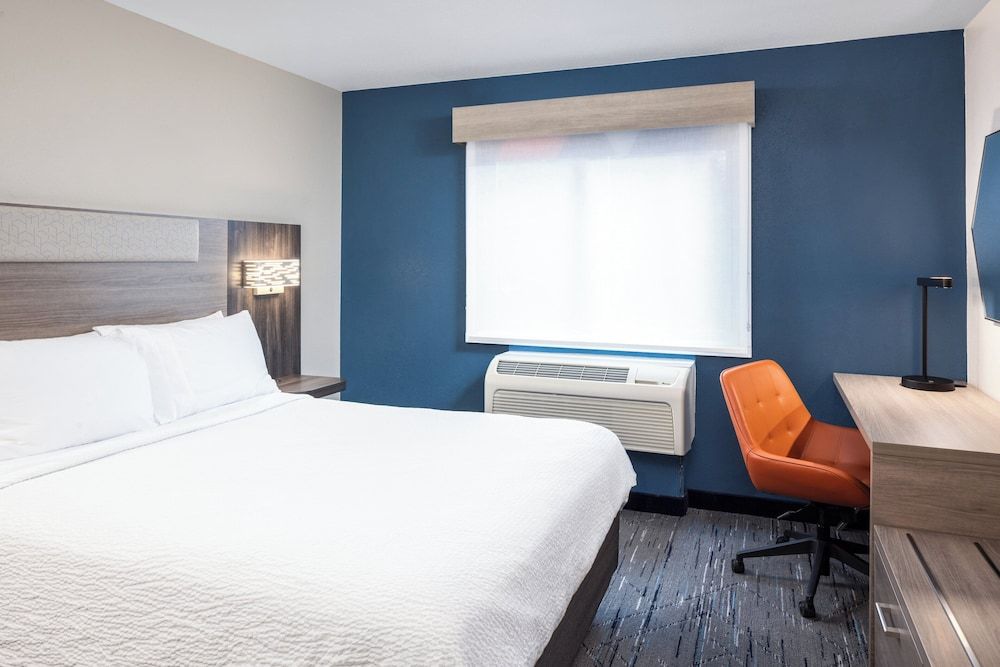 Standard Room, 1 King Bed, Mobility Accessible (Roll-In Shower)