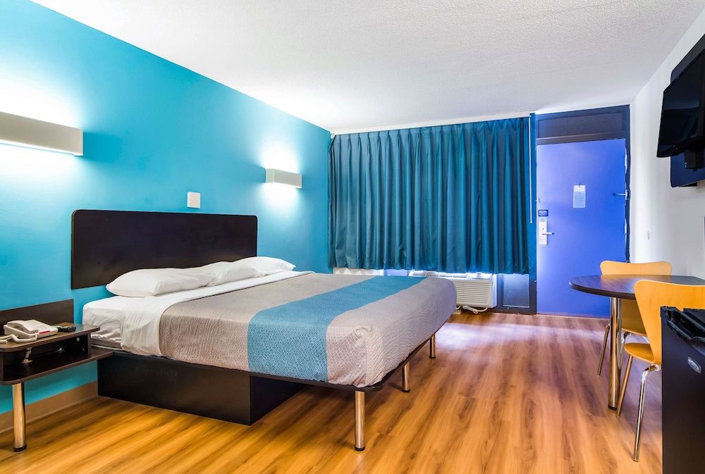 Motel 6 Lagrange, GA Standard Room, 1 King Bed, Accessible, Non Smoking 4