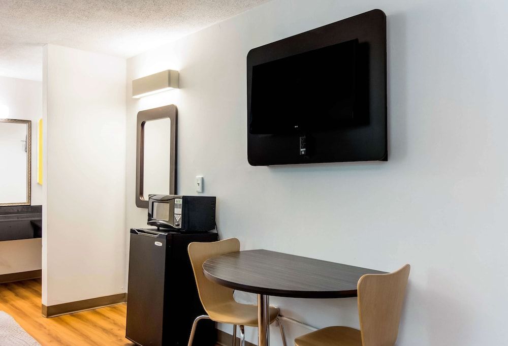 Motel 6 Lagrange, GA Standard Room, 1 King Bed, Non Smoking, Refrigerator & Microwave 6