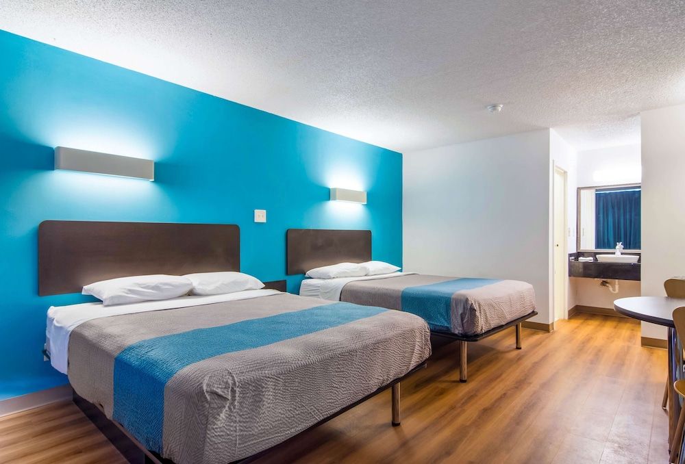 Motel 6 Lagrange, GA Standard Room, 2 Queen Beds, Non Smoking, Refrigerator & Microwave 5