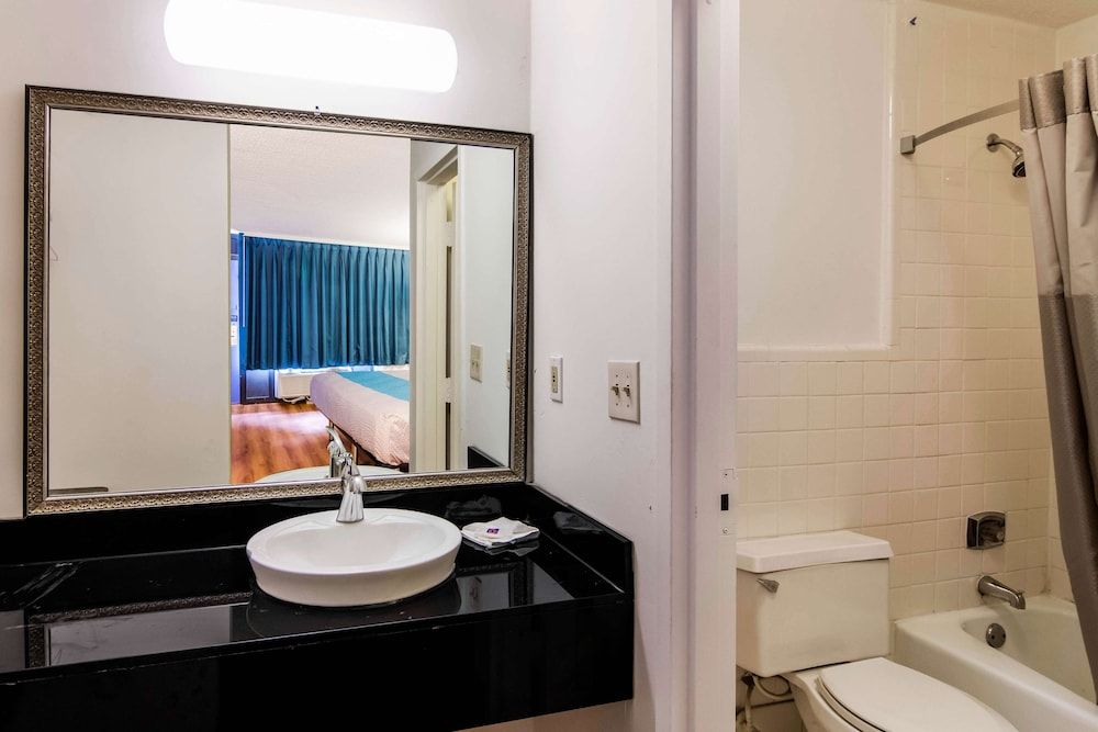 Motel 6 Lagrange, GA Standard Room, 2 Queen Beds, Non Smoking, Refrigerator & Microwave 8