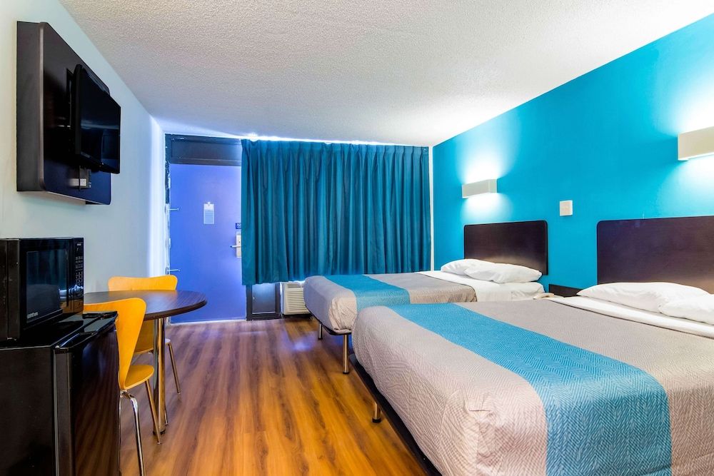 Motel 6 Lagrange, GA Standard Room, 2 Queen Beds, Non Smoking, Refrigerator & Microwave 7