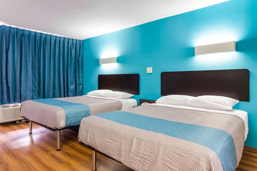 Motel 6 Lagrange, GA Standard Room, 2 Queen Beds, Non Smoking, Refrigerator & Microwave 4