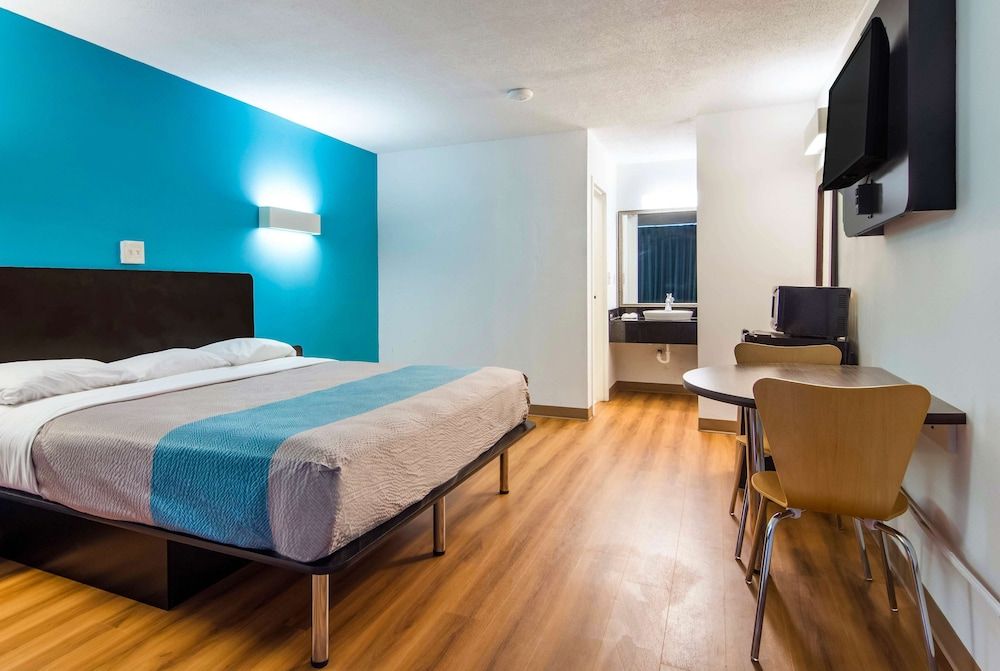 Motel 6 Lagrange, GA Standard Room, 1 King Bed, Non Smoking, Refrigerator & Microwave 5