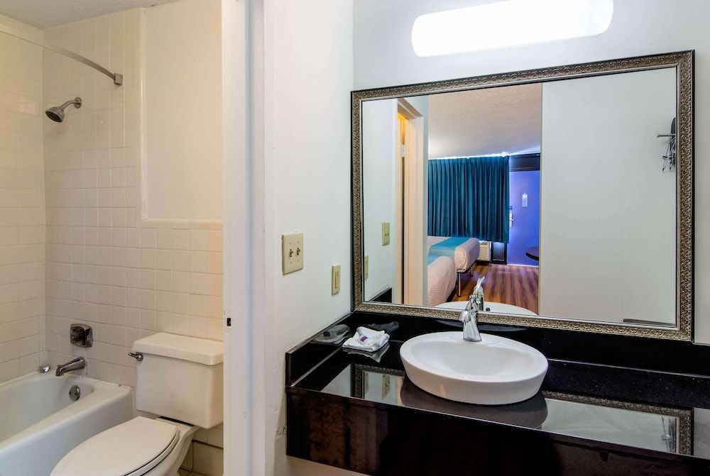 Motel 6 Lagrange, GA Standard Room, 1 King Bed, Accessible, Non Smoking 7