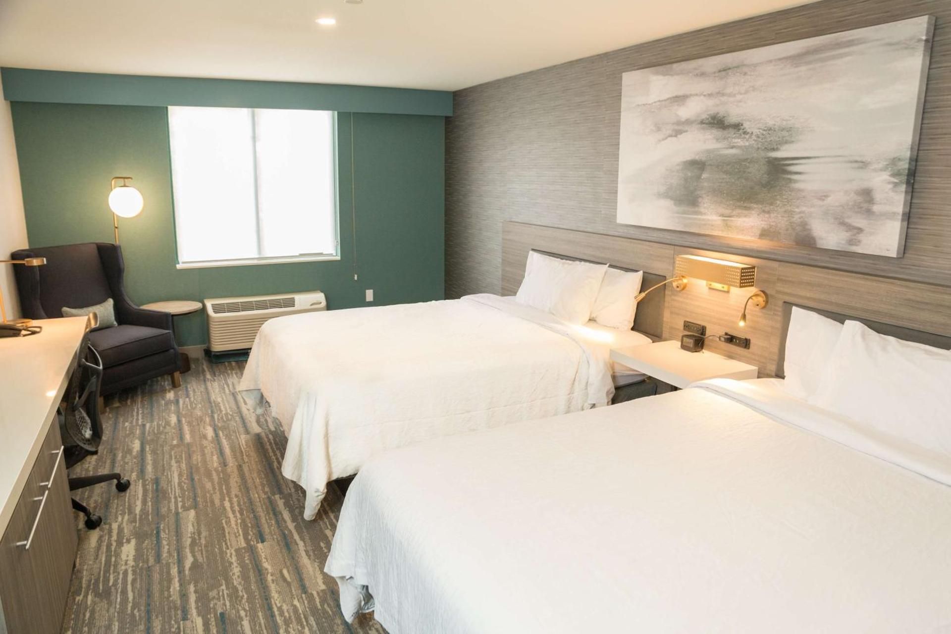 2 queen beds with golf view