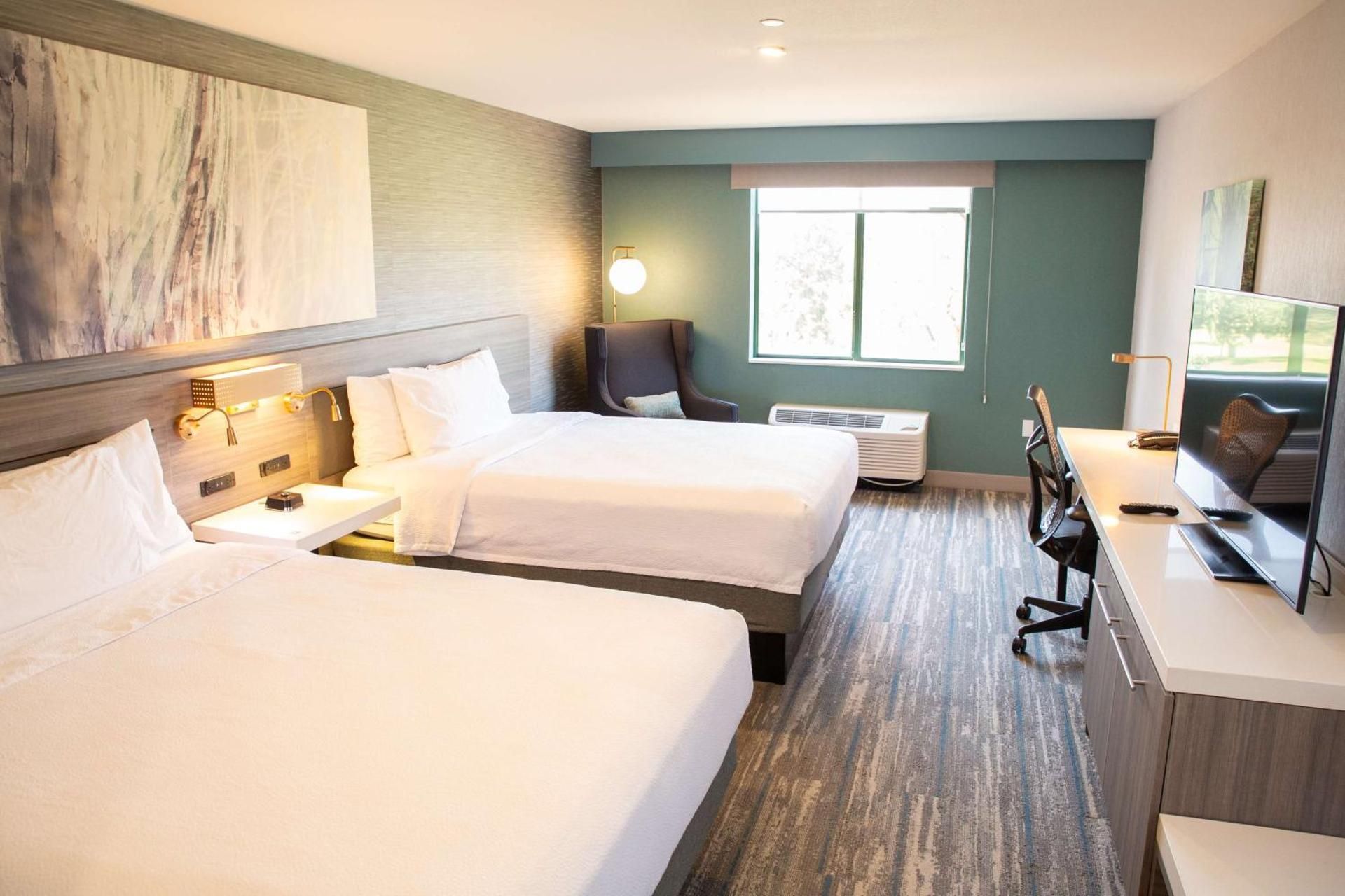 2 queen beds with golf view