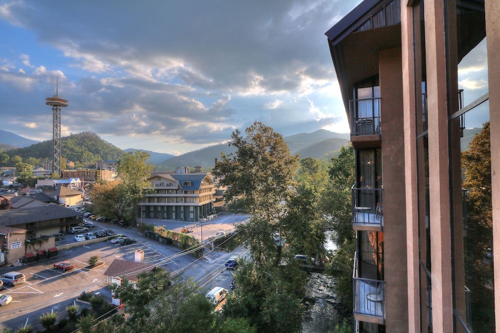 Edgewater Hotel - Gatlinburg Standard Room, 2 Queen Beds (Riverside) 6