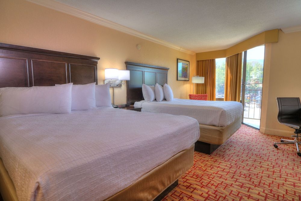 Edgewater Hotel - Gatlinburg Standard Room, 2 Queen Beds (Riverside) 3