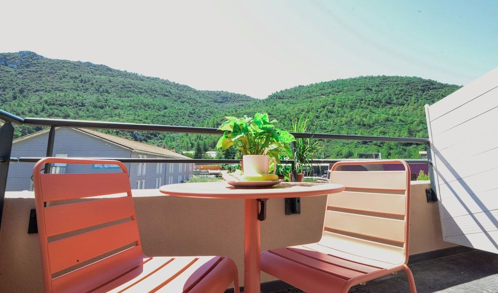 Sure Hotel by Best Western Gemenos en Provence Executive Room, 1 King Bed, Non Smoking, Terrace 3