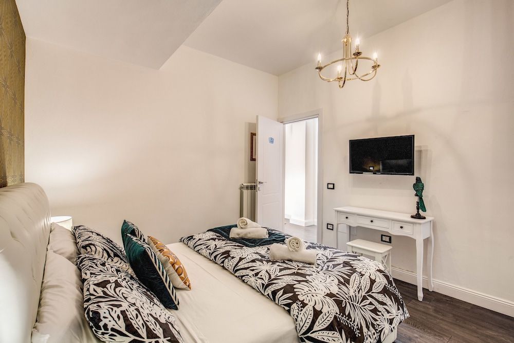 AwesHome - Hanging Gardens Deluxe Double Room