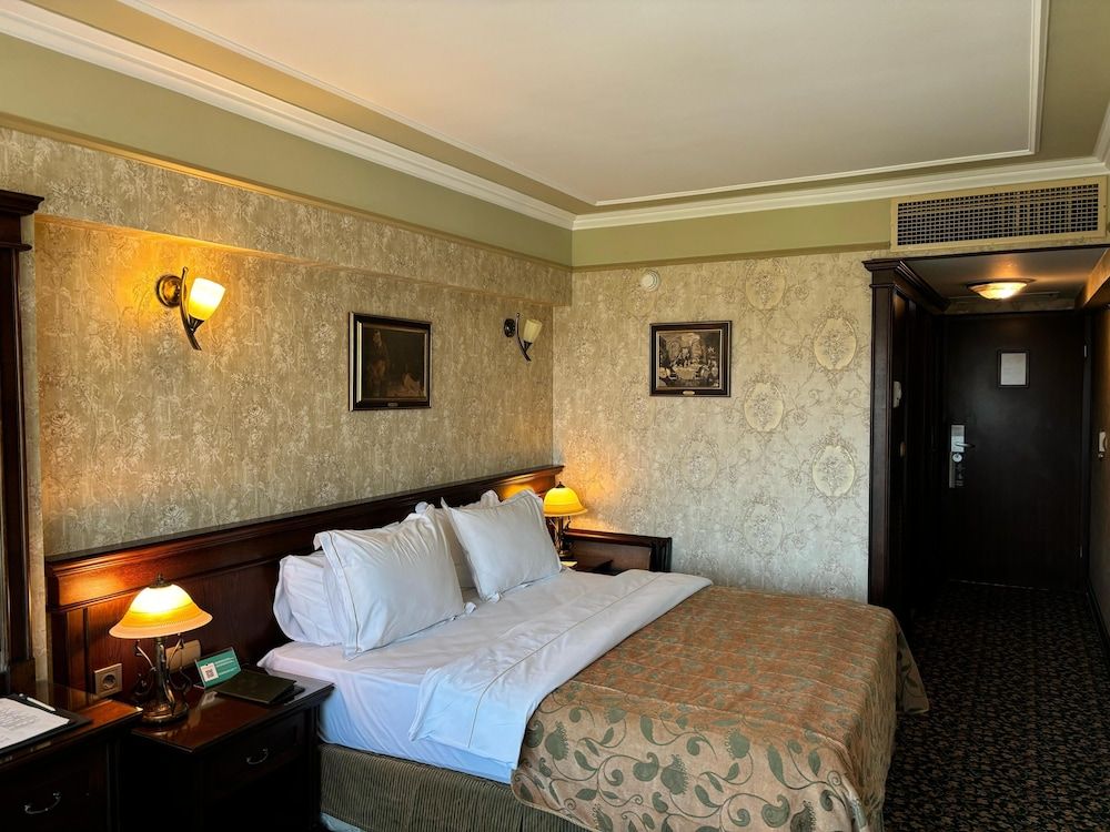 Deluxe Room, 1 Queen Bed, Non Smoking, Partial Sea View