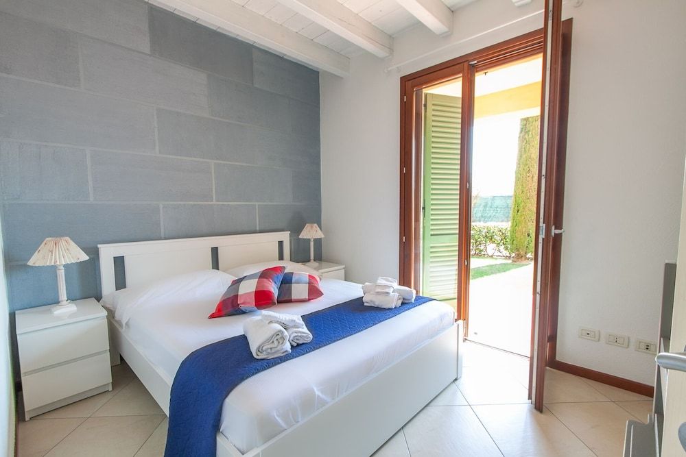 Premier Apartment, 2 Bedrooms, Patio, Pool View