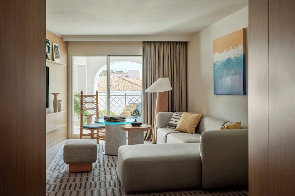 Deluxe Suite, 1 King Bed, Balcony