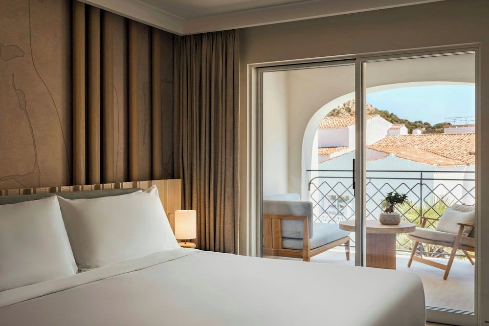 Deluxe Suite, 1 King Bed, Balcony