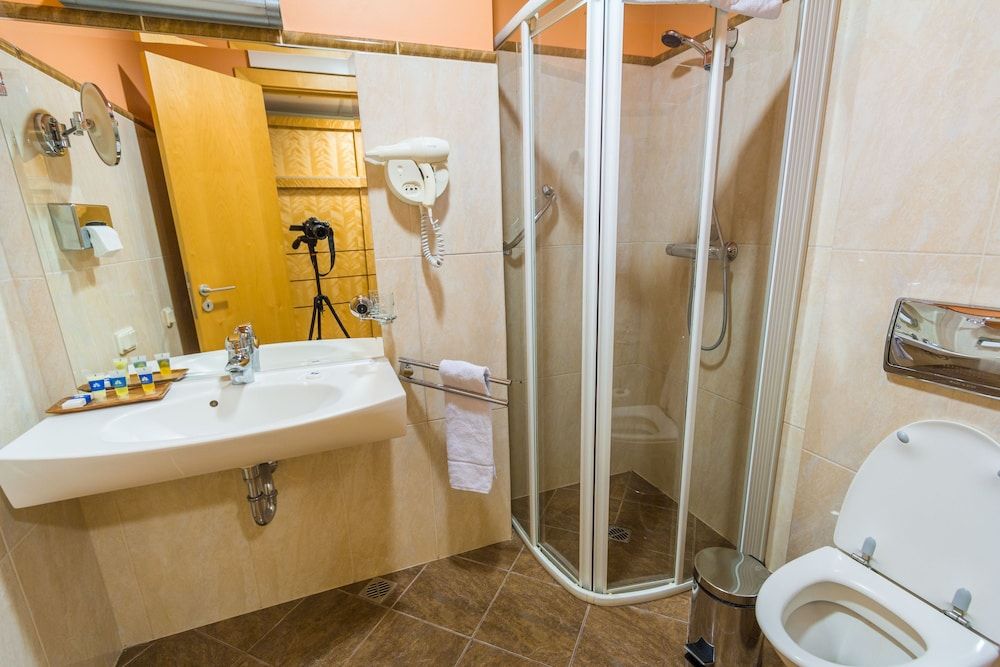 Royal Square Hotel & Suites Classic Single Room 5