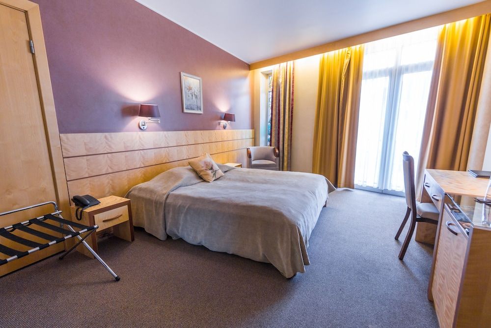 Royal Square Hotel & Suites Classic Double Room Single Use, 1 Double Bed 4