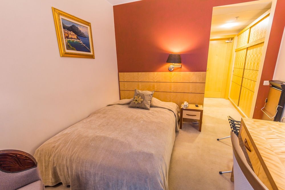 Royal Square Hotel & Suites Classic Single Room 3