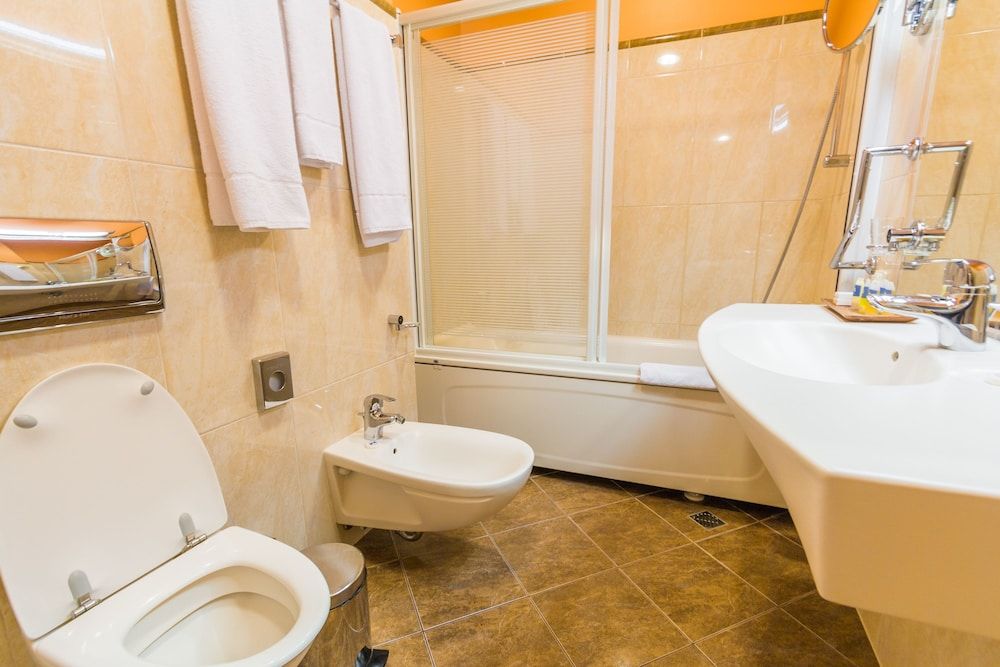 Royal Square Hotel & Suites Classic Double Room Single Use, 1 Double Bed 9