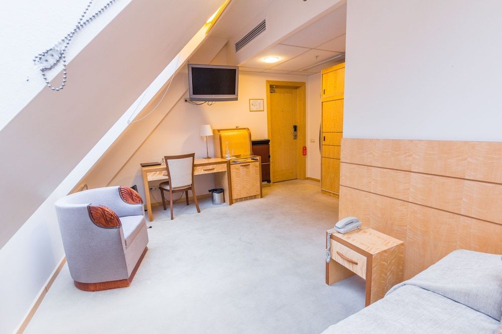 Royal Square Hotel & Suites Classic Double Room Single Use, 1 Double Bed 6