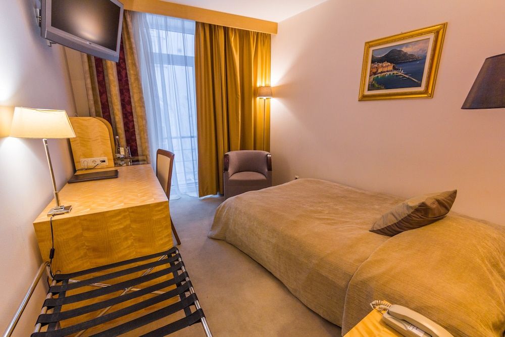 Royal Square Hotel & Suites Classic Single Room 2