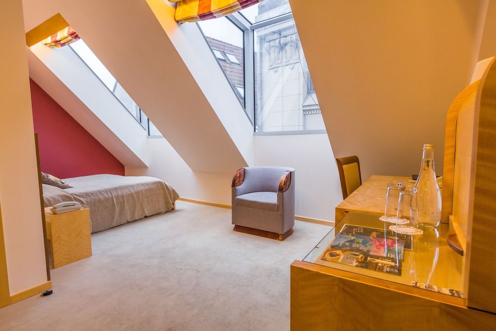 Royal Square Hotel & Suites Classic Double Room Single Use, 1 Double Bed 7