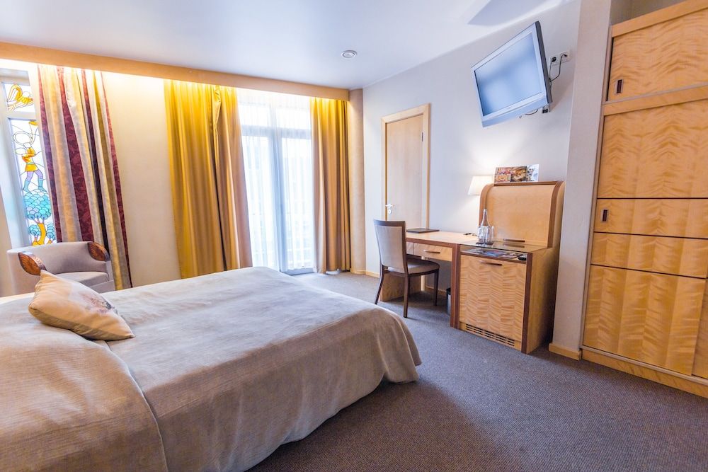 Royal Square Hotel & Suites Classic Double Room Single Use, 1 Double Bed 3
