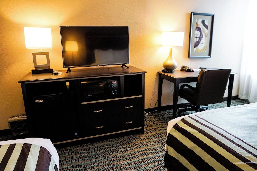 Boarders Inn & Suites by Cobblestone Hotels – Grand Island Room, 2 Queen Beds, Accessible, Non Smoking 4