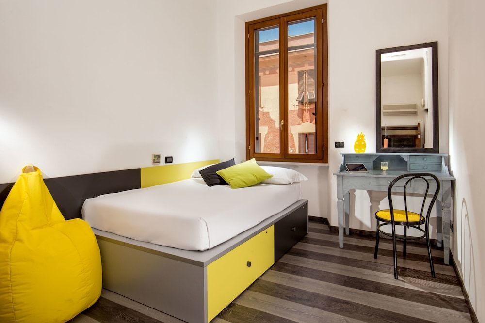 Free Hostels Roma Double Room, 3 Twin Beds