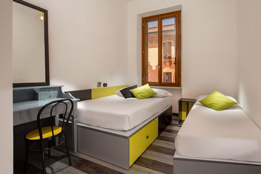 Free Hostels Roma Double Room, 3 Twin Beds 5