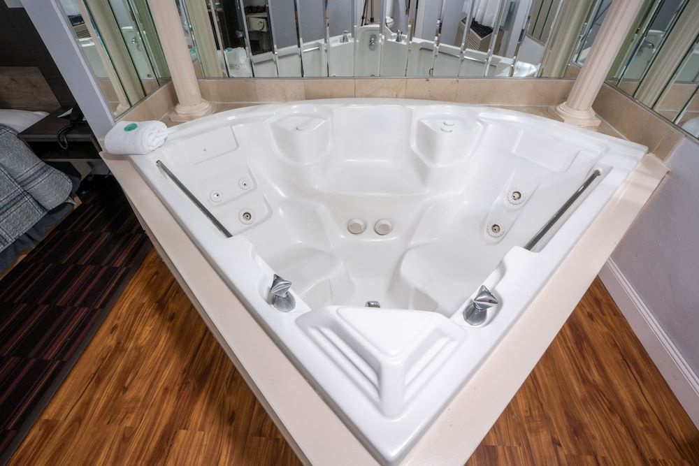 Hyannis Plaza Hotel Princess Junior Suite 3